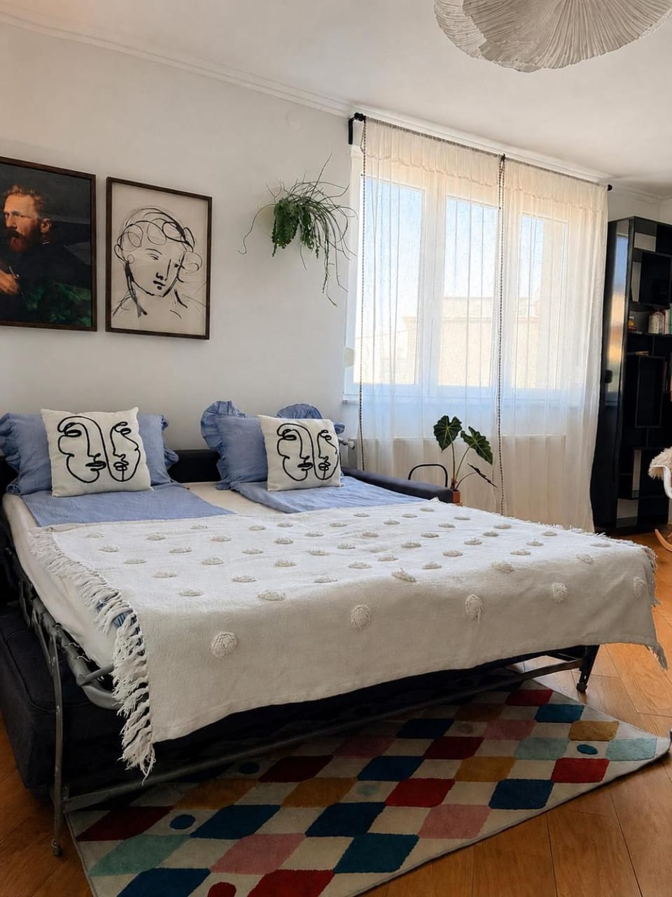 Bed, Living room