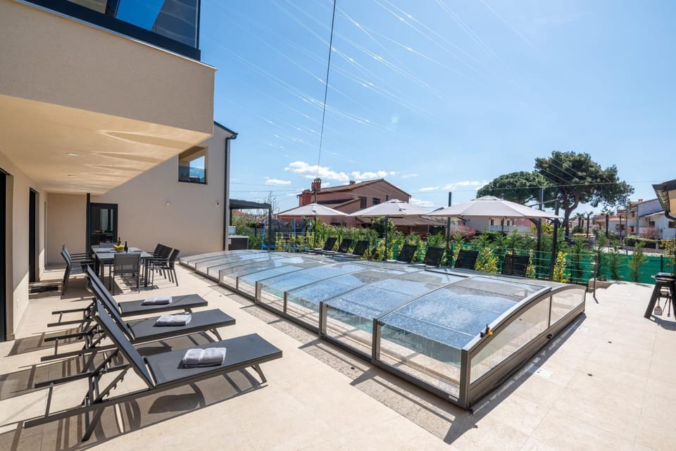 Patio, Day, Swimming pool, sunbed