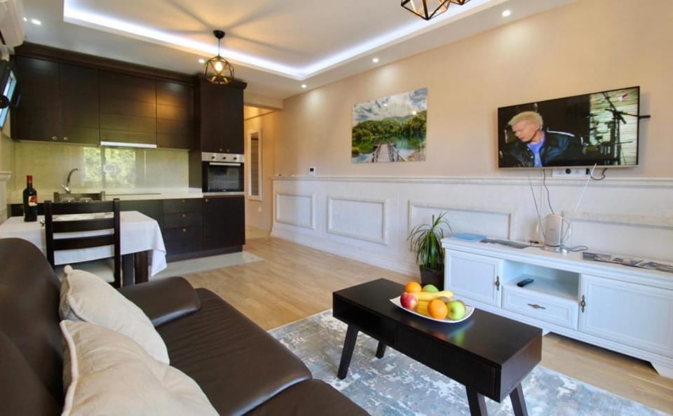 TV and multimedia, Kitchen or kitchenette, Living room