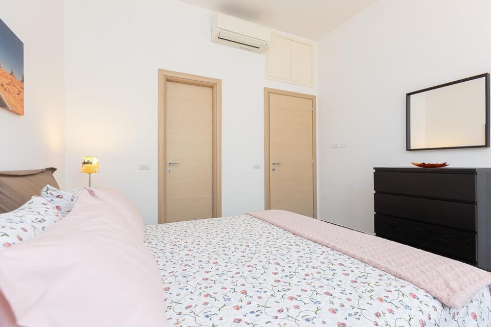 Bed, Bedroom, air conditioner