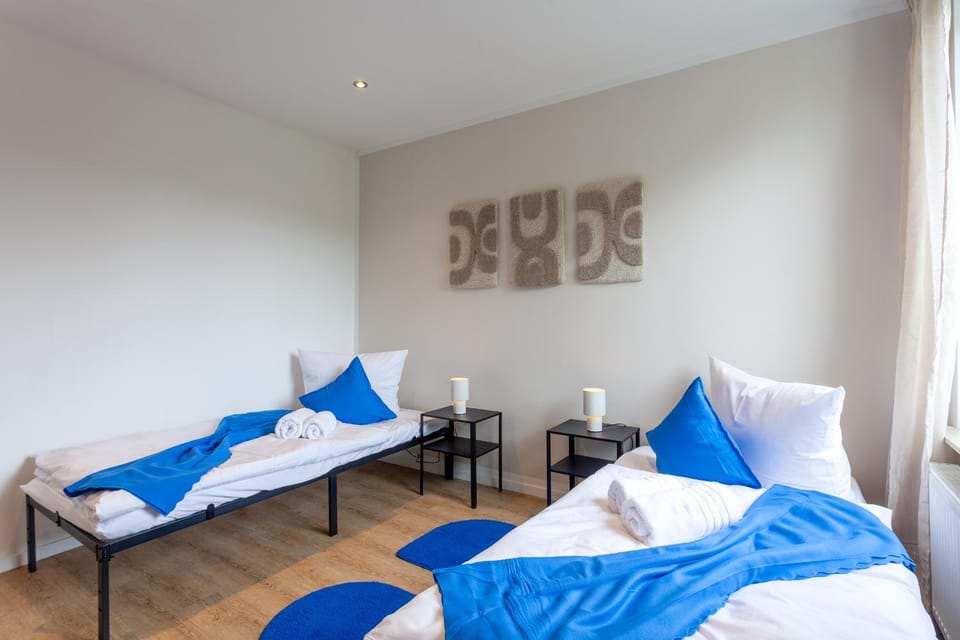 Bed, TV and multimedia, Photo of the whole room, Bedroom, towels, wardrobe