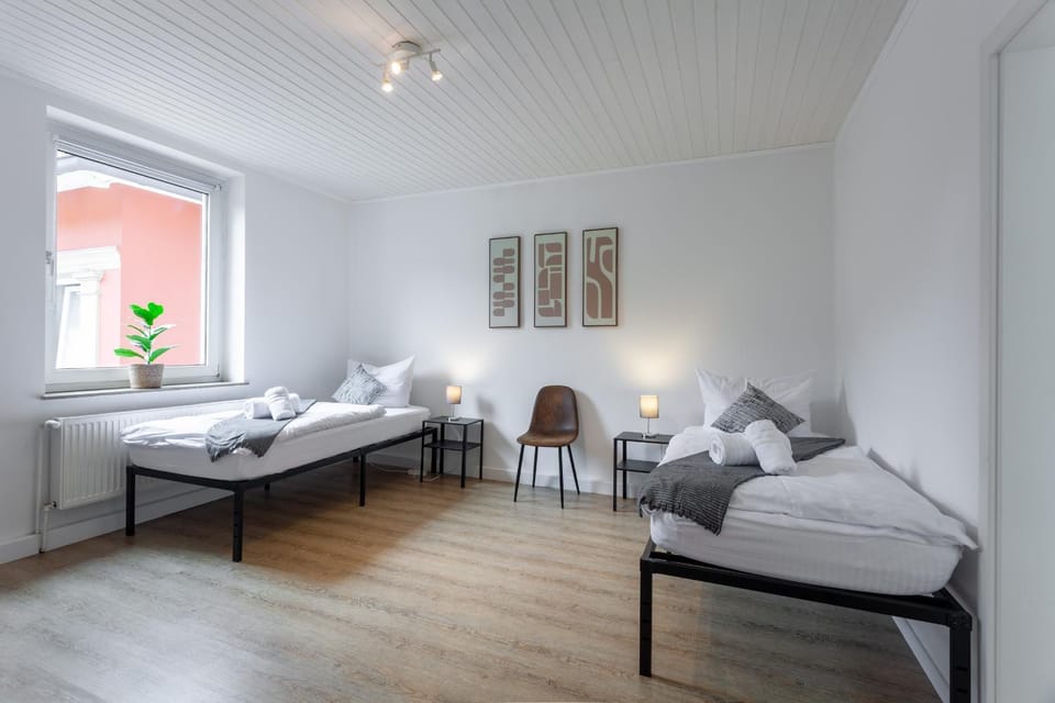 Bed, TV and multimedia, Photo of the whole room, Bedroom, towels, wardrobe