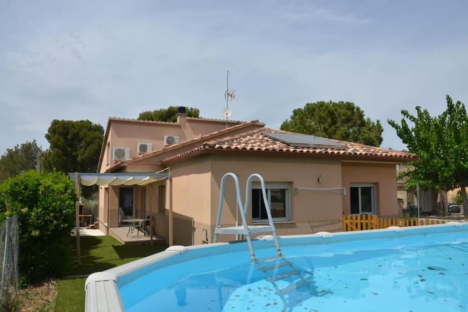Property building, Day, Pool view, Swimming pool, Swimming pool, sunbed