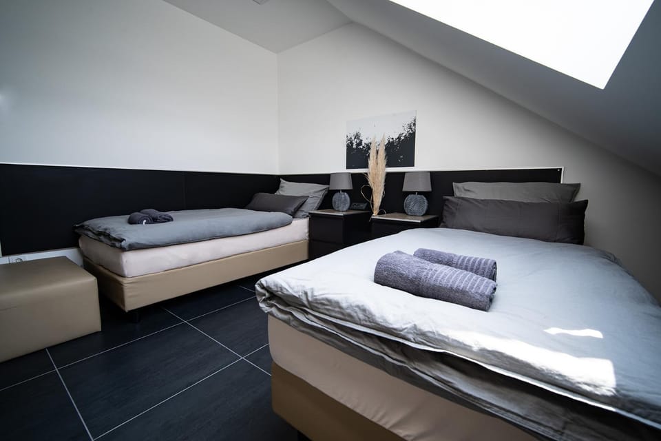 Bed, TV and multimedia, Photo of the whole room, Bedroom, towels