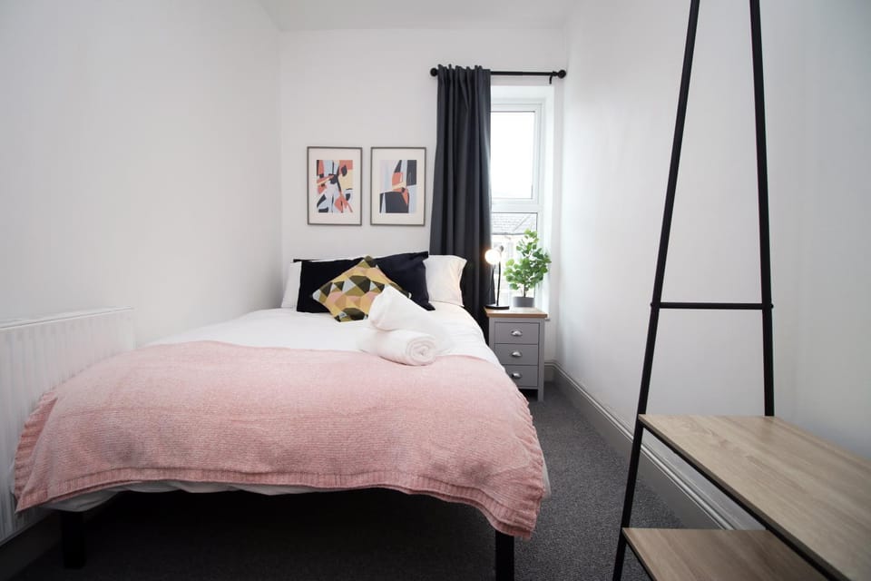 2 Bed Flat near Stadium with Street Parking by CTO Serviced Apartments Apartment in Cardiff