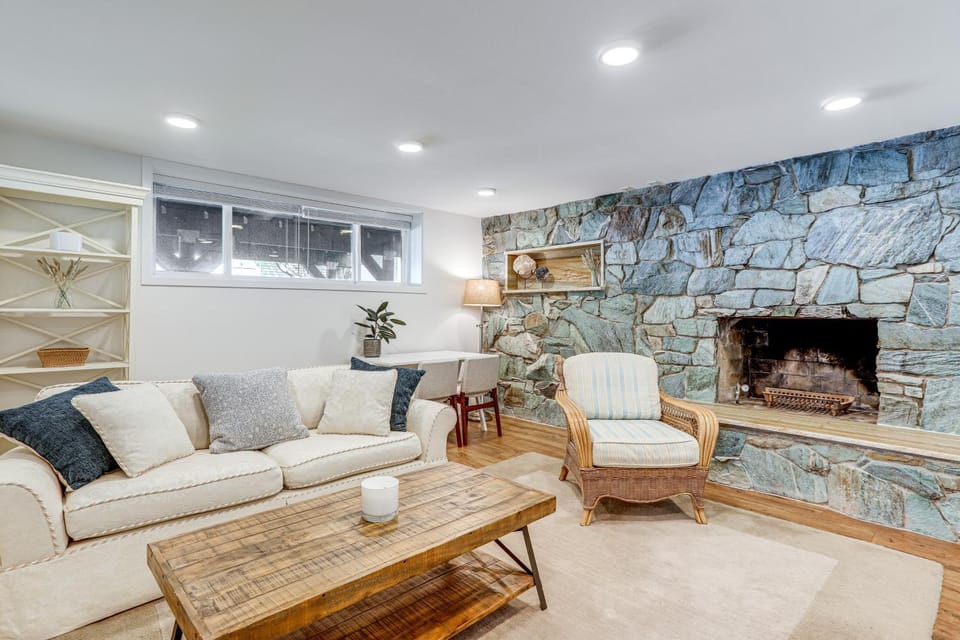 Commuter-Friendly Seattle Apartment! Dogs Welcome Apartment in Ballard