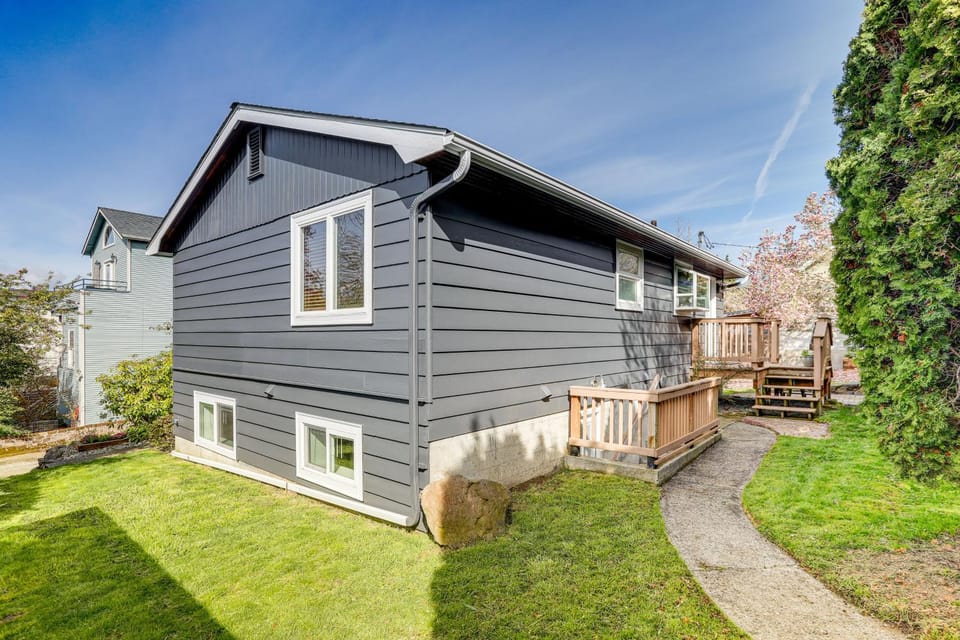 Commuter-Friendly Seattle Apartment! Dogs Welcome Apartment in Ballard