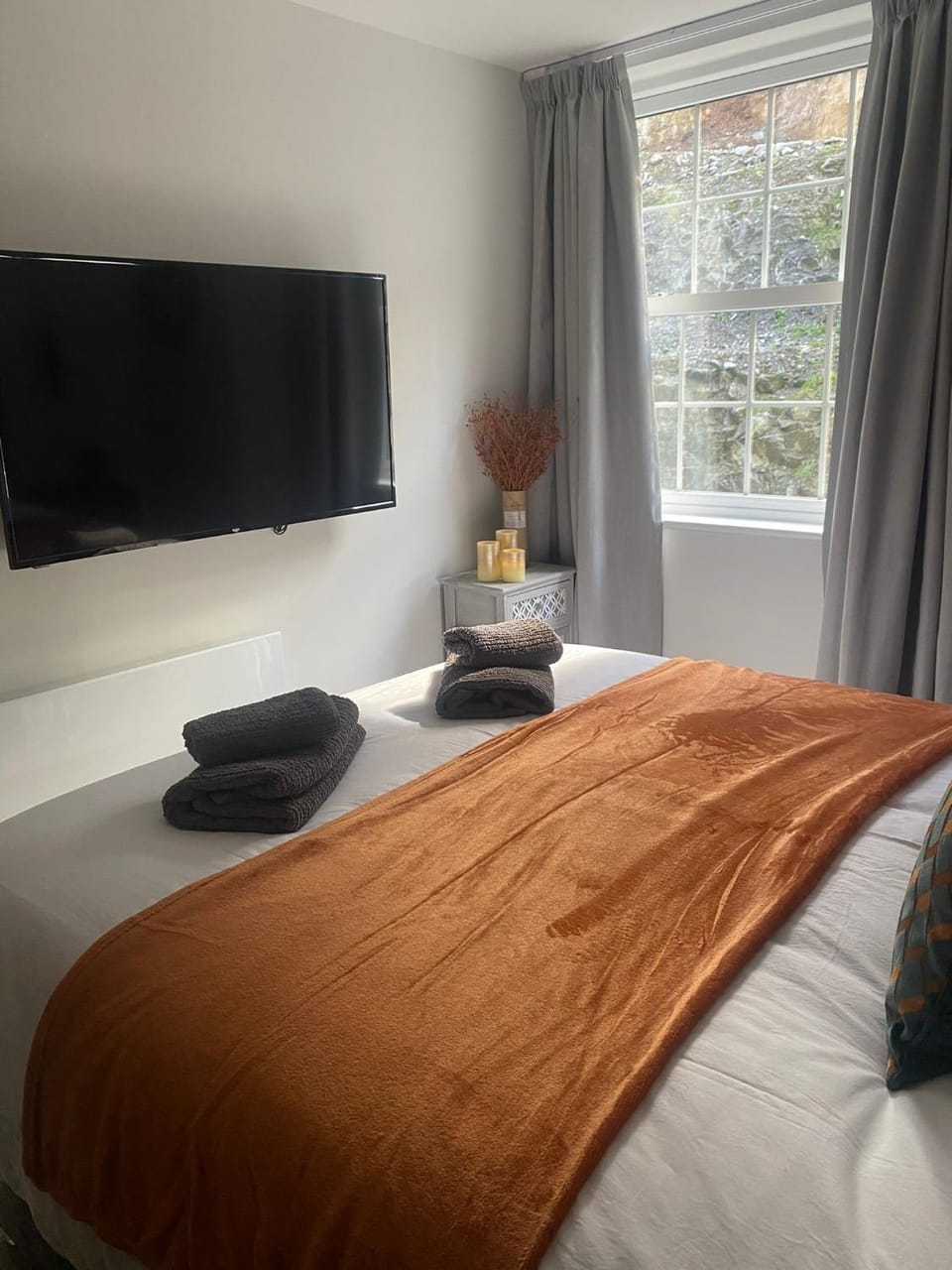 Bed, TV and multimedia, Bedroom