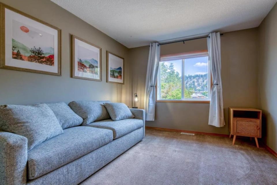 Radium 5BR Home Ping Pong, Foosball, & Gazebo House in Radium Hot Springs