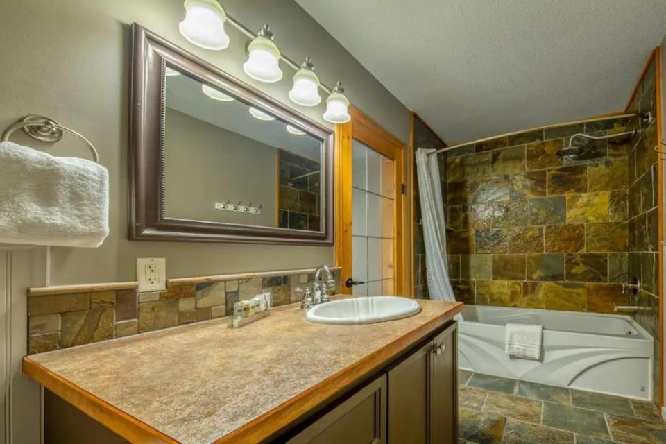 Radium 5BR Home Ping Pong, Foosball, & Gazebo House in Radium Hot Springs