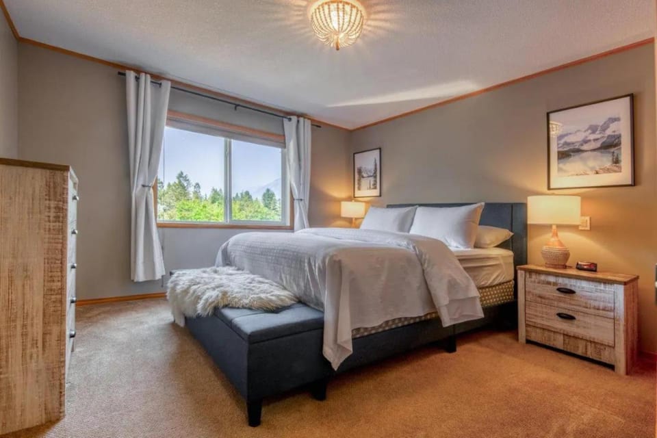 Radium 5BR Home Ping Pong, Foosball, & Gazebo House in Radium Hot Springs