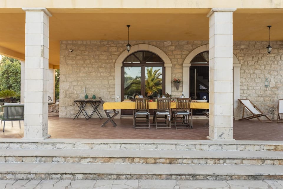 Day, Dining area