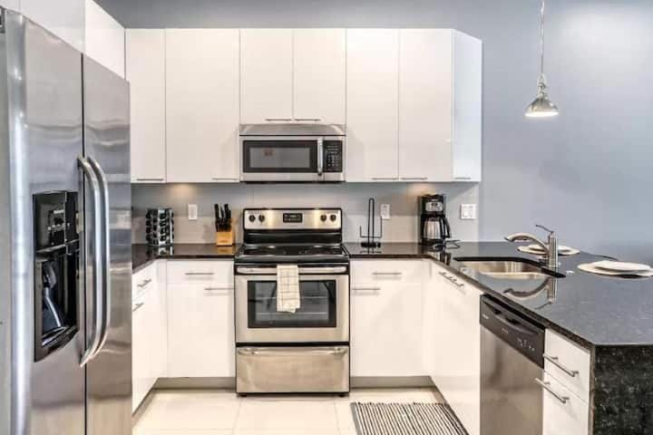 Pond view pool home close to Disney TR17508PA - 3 bedrooms - 3 bath - waterview Apartment in Four Corners