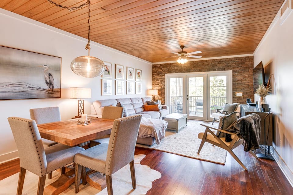 Balcony + Community Perks: Lake Martin Condo! House in Lake Martin