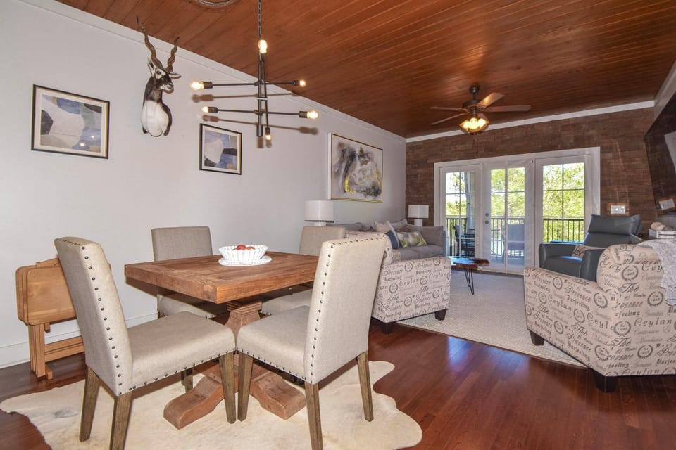 Balcony + Community Perks: Lake Martin Condo! House in Lake Martin
