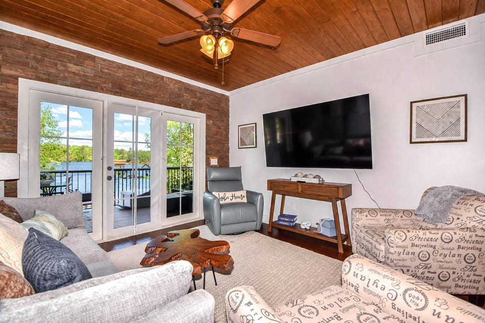 Balcony + Community Perks: Lake Martin Condo! House in Lake Martin