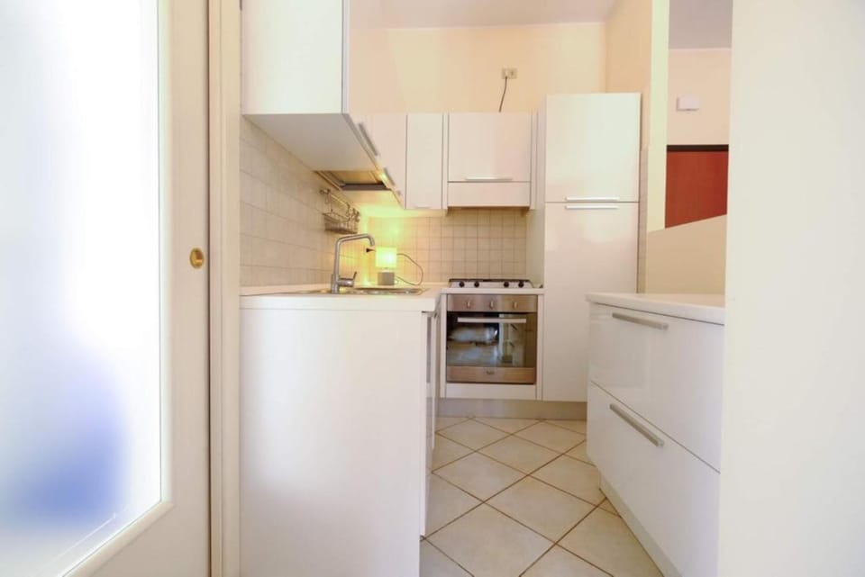Kitchen or kitchenette, oven, pet friendly, stove