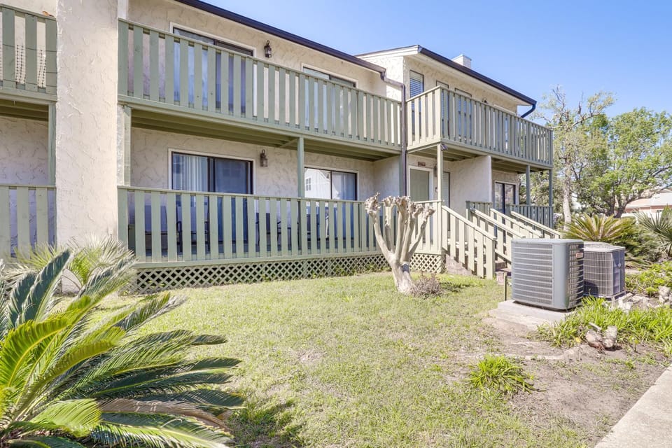 Bright & Airy Myrtle Beach Condo: 1 Block to Ocean House in Myrtle Beach