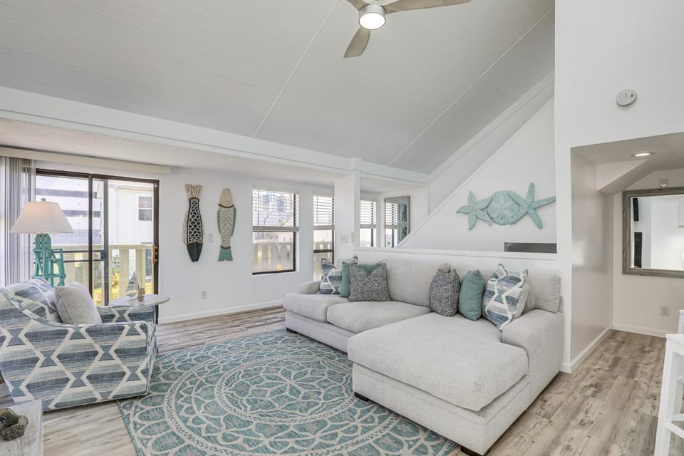 Bright & Airy Myrtle Beach Condo: 1 Block to Ocean House in Myrtle Beach