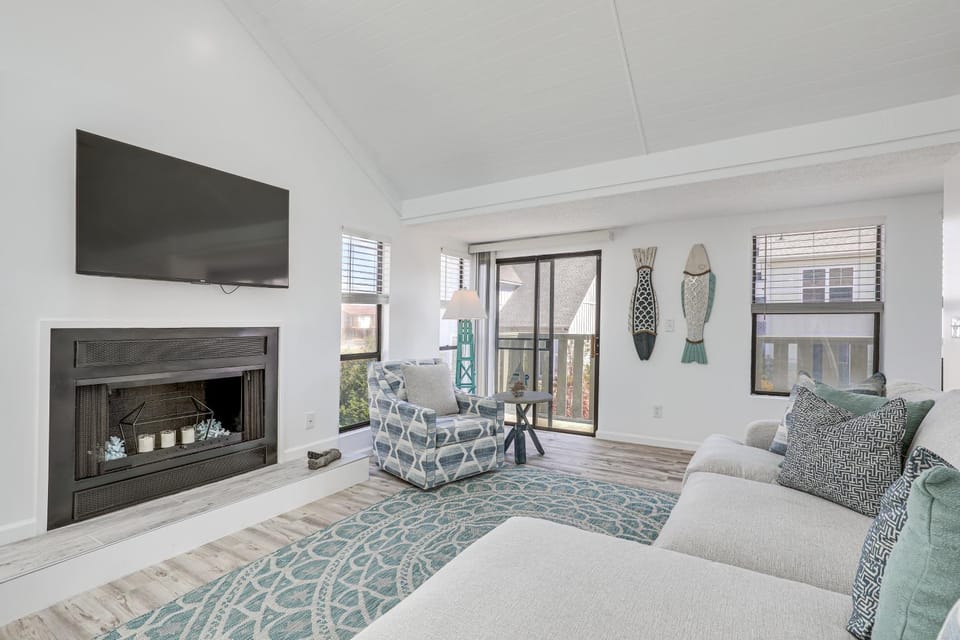 Bright & Airy Myrtle Beach Condo: 1 Block to Ocean House in Myrtle Beach
