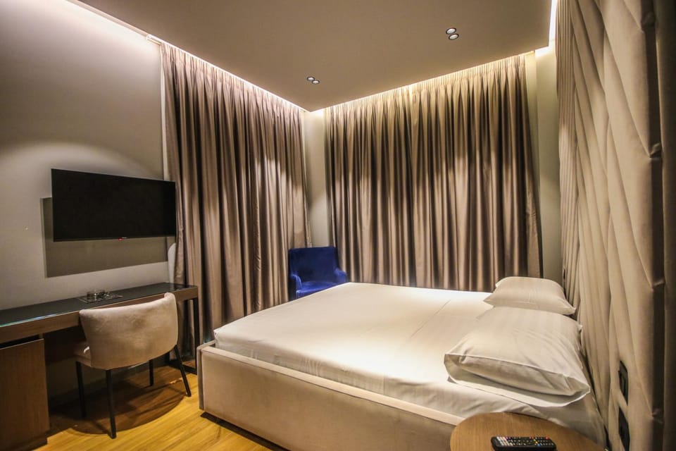 Bed, TV and multimedia, Photo of the whole room, Bedroom