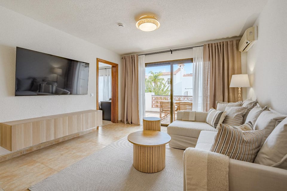 TV and multimedia, Living room, Seating area, Evening entertainment