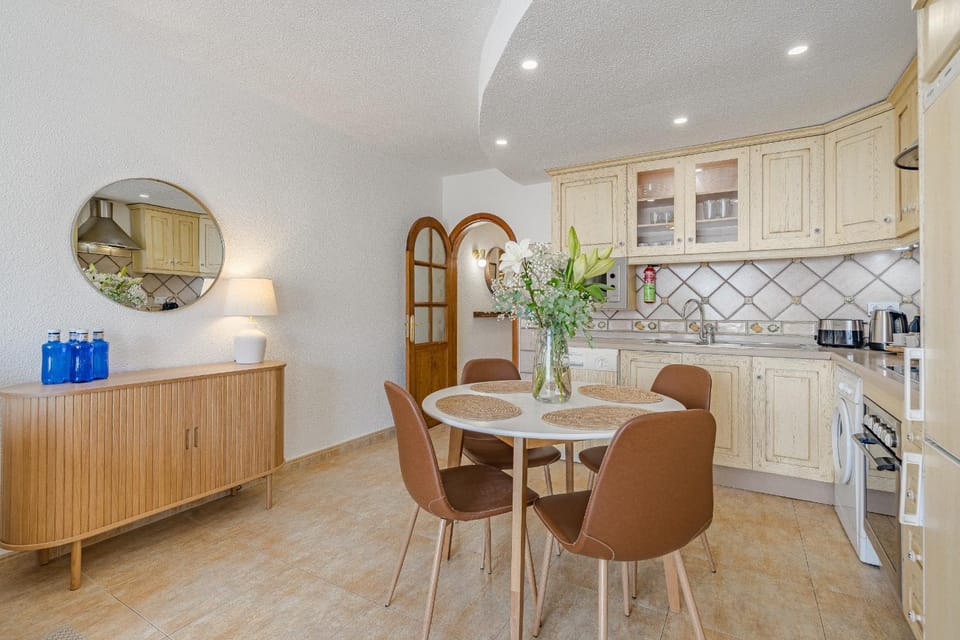 Kitchen or kitchenette, Dining area, dishwasher, minibar, pet friendly