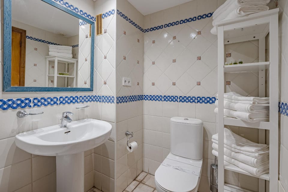 Shower, Toilet, Bathroom, Bath, towels