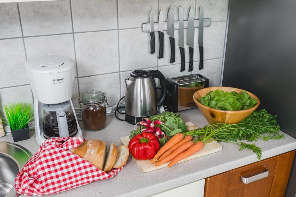 Coffee/tea facilities, Kitchen or kitchenette, Food