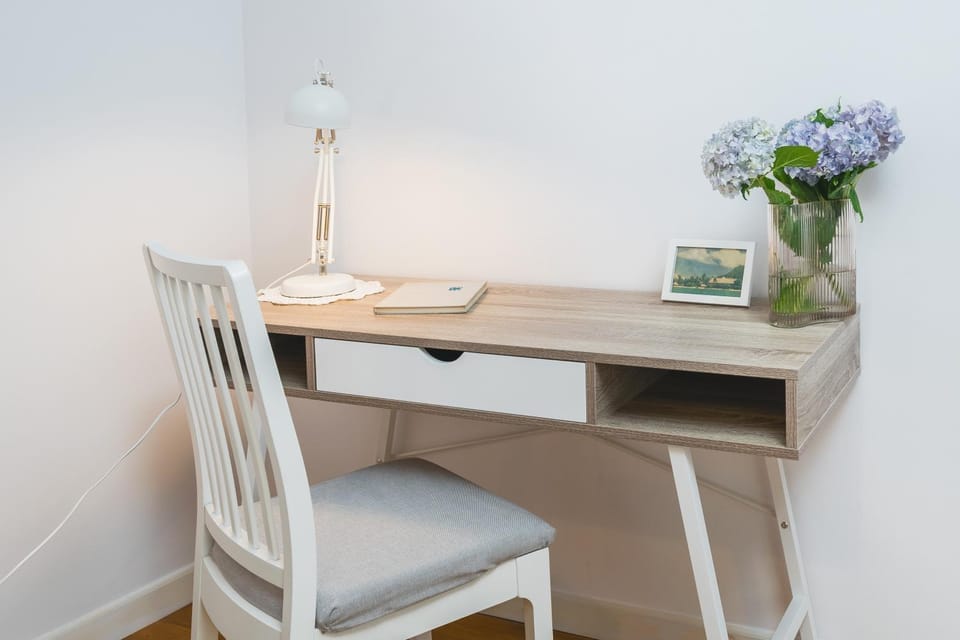 Photo of the whole room, Bedroom, hair dresser