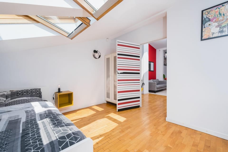 Bed, Photo of the whole room, Decorative detail, Bedroom, hair dresser