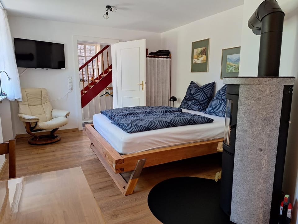 Bed, TV and multimedia, Seating area
