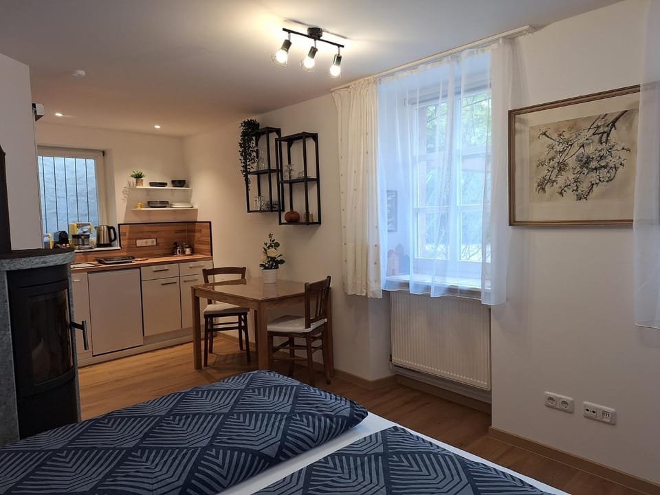 Bed, Kitchen or kitchenette, Dining area