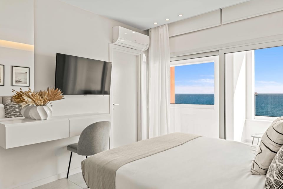 Bed, Natural landscape, TV and multimedia, Living room, Evening entertainment, Bedroom, Sea view, air conditioner