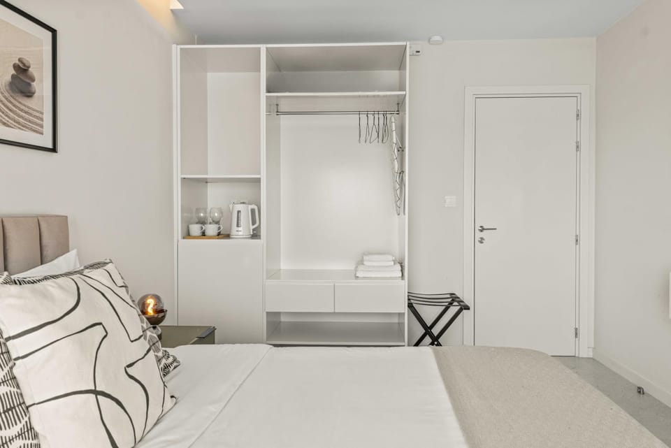 Bed, Bedroom, towels, wardrobe