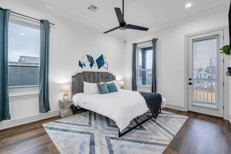 Fire pit & king beds near French Quarter House in New Orleans