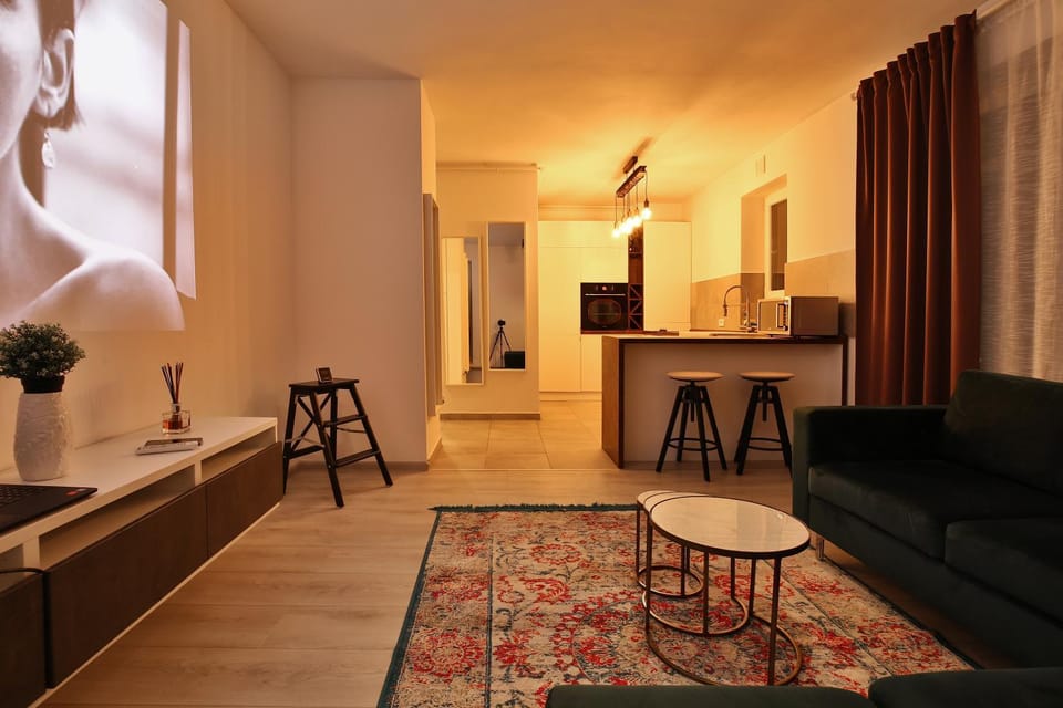 TV and multimedia, Kitchen or kitchenette, Living room, Seating area, Dining area
