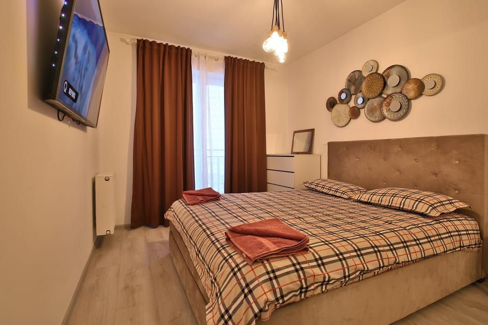Bed, TV and multimedia, Photo of the whole room, Bedroom