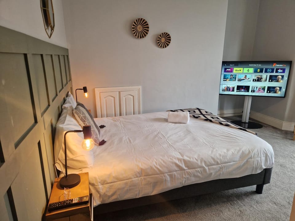 Communal lounge/ TV room, Bed, TV and multimedia, Photo of the whole room, Evening entertainment, Bedroom