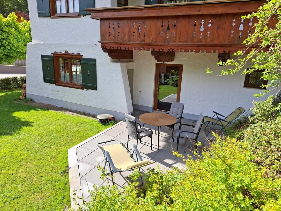 Property building, Garden, Balcony/Terrace