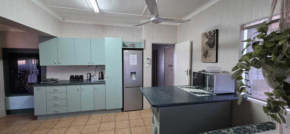 Coffee/tea facilities, Kitchen or kitchenette, microwave, oven, stove, toaster, kitchen