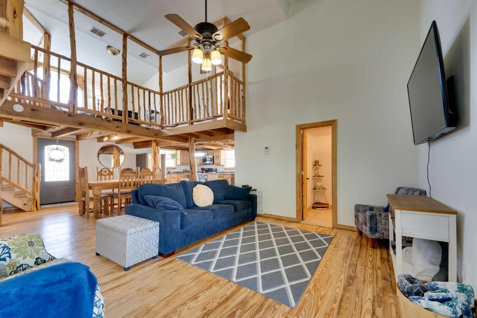 Pet-Friendly Cabin on 3 Acres: 7 Mi to Uvalde! Cabin in State of Coahuila
