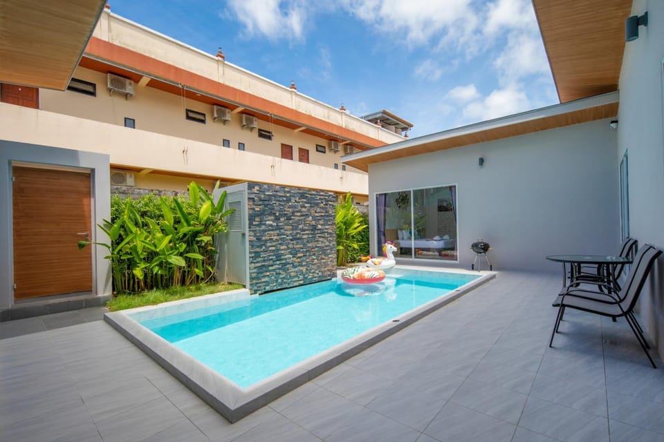Property building, Day, Garden, Garden view, Pool view, Swimming pool