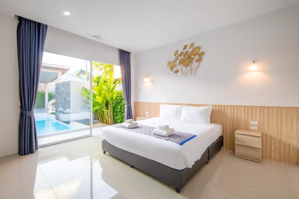 Bed, Photo of the whole room, Bedroom, Pool view, Swimming pool, towels