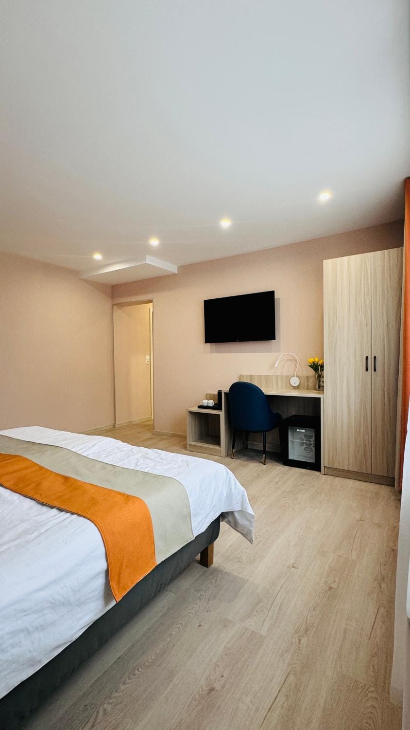 Bed, TV and multimedia, Bedroom, wardrobe