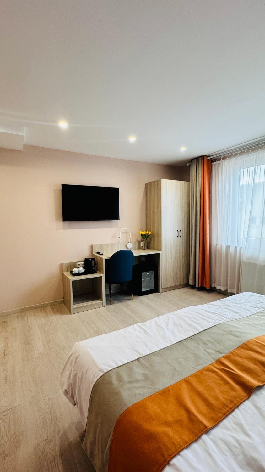 Bed, TV and multimedia, Bedroom, wardrobe