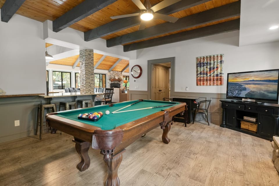 Evergreen -LUXURY CABIN WITH A HOT TUB, GAME ROOM & 3 EN-SUITE BEDROOMS! Cabin in Big Bear
