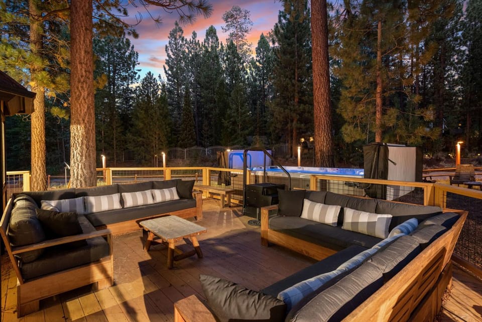 Evergreen -LUXURY CABIN WITH A HOT TUB, GAME ROOM & 3 EN-SUITE BEDROOMS! Cabin in Big Bear