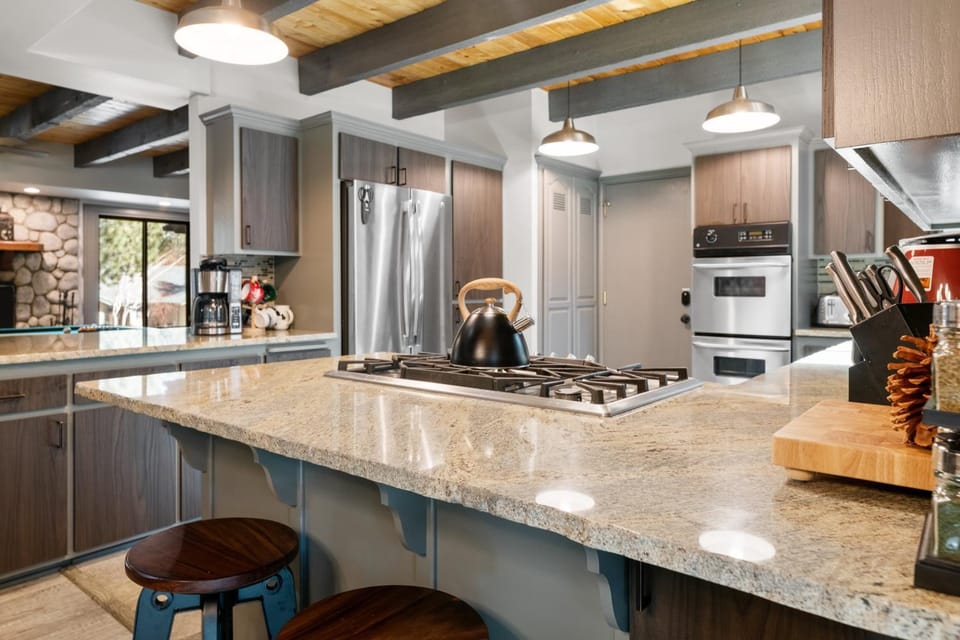 Evergreen -LUXURY CABIN WITH A HOT TUB, GAME ROOM & 3 EN-SUITE BEDROOMS! Cabin in Big Bear