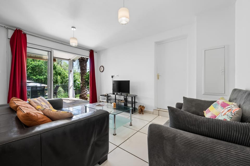 Patio, TV and multimedia, Living room, Garden view